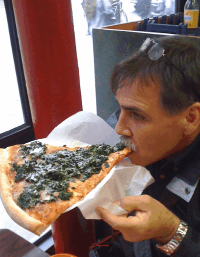 hector-comiendo-pizza