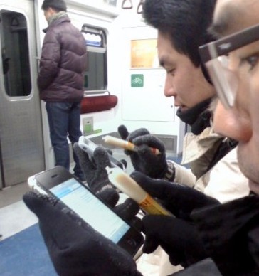 En Korea del Sur algunos utilizan salchichas como stylus para operar el Iphone. 1