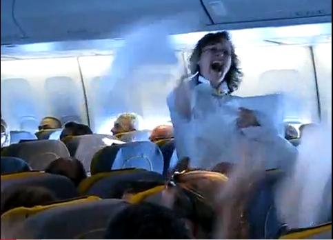 Azafata insultada por un pasajero, propuso una guerra de almohadas en pleno vuelo.[Vídeo] 1