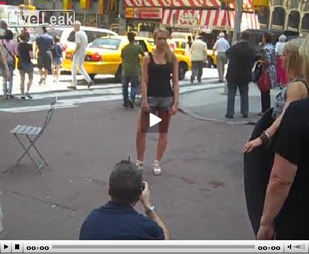 Polémica en set de fotos callejera por grabar a una chica.[Vídeo] 2