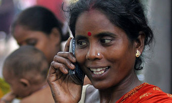 Prohibido el uso de móviles a mujeres solteras en un pueblo de la India. 1