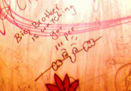 10 imágenes de expresiones y graffiti en baños públicos [Humor] [WTF] 4