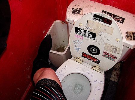 10 imágenes de expresiones y graffiti en baños públicos [Humor] [WTF] 7