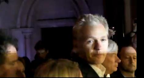 Julian Assange un día después de su Liberación.[Vídeo] 1