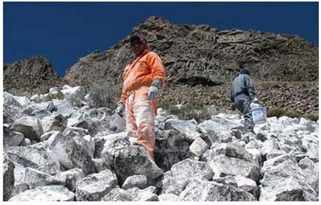 Peruano pinta el pico de una montaña para combatir el calentamiento global [Vídeo] 1