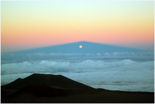 Salida de la luna entre la sombra del volcán Mauna Kea [Fotografía] 1