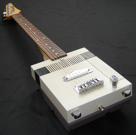 Guitarra construida con una consola de juegos NES [Vídeo] 1