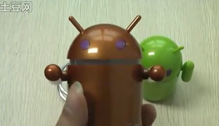 Dispositivo con la figura de Android ofrece música desde su trasero [Vídeo] [WTF?] 1