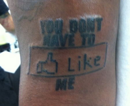 El músico de Rap T-Pain utiliza el I like de Facebook en un tatuaje 2