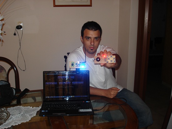Pablo y el prototipo iTouch 3D.
