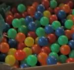 Espectacular efecto magnético que hace danzar unas pelotitas de plástico