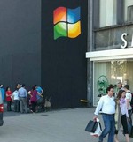 Dos jóvenes colocan el logo de Windows en una tienda de Apple [Vídeo]