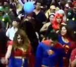 Superhéroes se enfrentan a los villanos para salvar la educación #Video
