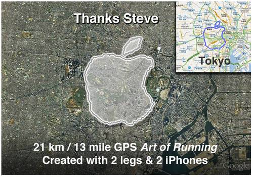 En tributo a Steve Jobs, un hombre corre formando el logo de Apple 1