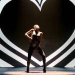 La chica de rosa del video de Rebecca Black, lanzó su propio video musical