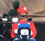 Mario y Luigi en kartings reales por las calles de Tokio