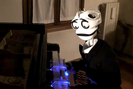 Robot que toca música de Mozart en el piano 1