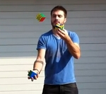 Resuelve el cubo de Rubik mientras hace malabares con otros dos cubos