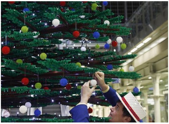 Árbol de Navidad de 12,2 metros construido con Legos 2