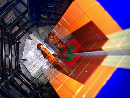 Detector de particulas ATLAS del Gran Colisionador de Hadrones armado con piezas de LEGO 5