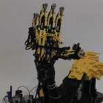 Modelo de prótesis de brazo y mano hecha enteramente con piezas de LEGO