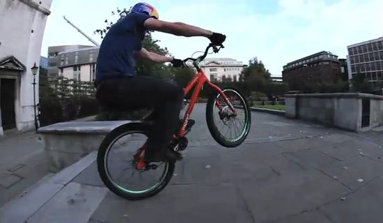 Streets of London, ciclismo al extremo con Danny MacAskill 1
