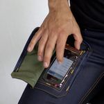 Pantalón de mezclilla con bolsillo transparente (no tanto) para el smartphone