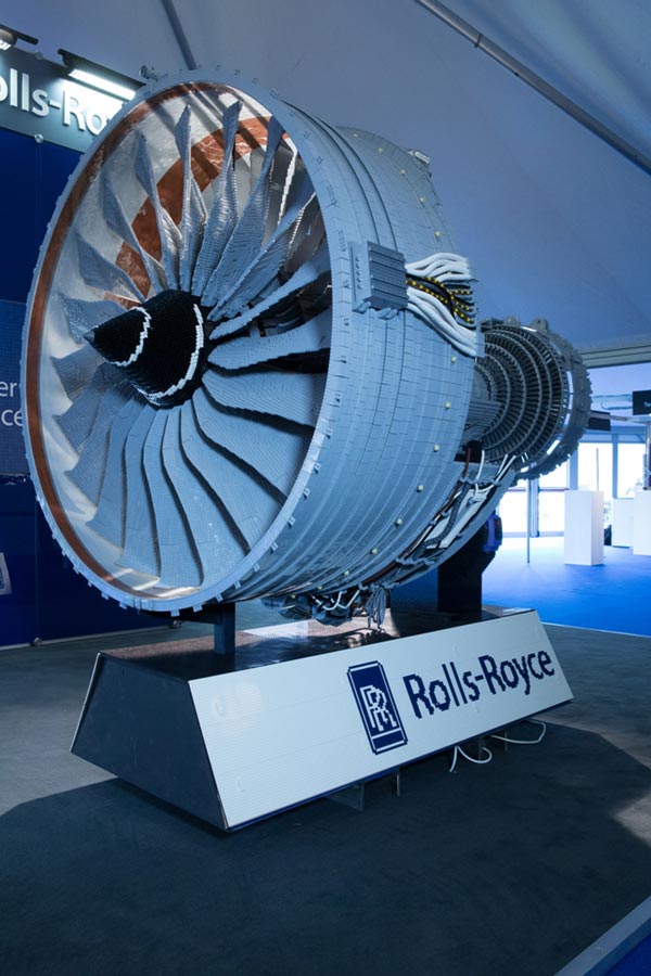 Rolls-Royce arma uno de sus motores de avión con LEGO