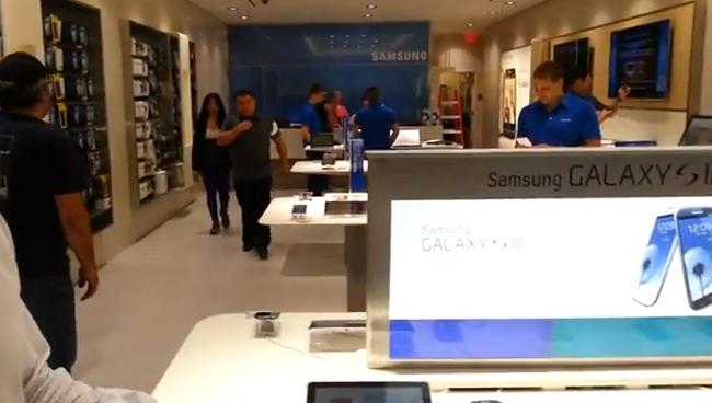 La primer tienda de Samsung en Canadá es muy similar a las tiendas de Apple 1