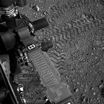 Curiosity comenzó a moverse y ya se pueden ver las primeras huellas de sus ruedas