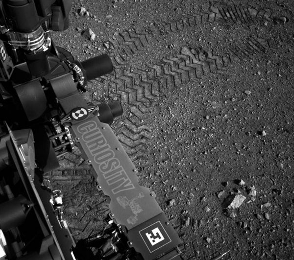 Curiosity comenzó a moverse y ya se pueden ver las primeras huellas de sus ruedas 3