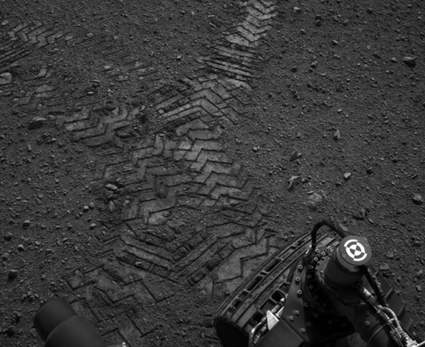 Curiosity comenzó a moverse y ya se pueden ver las primeras huellas de sus ruedas 2