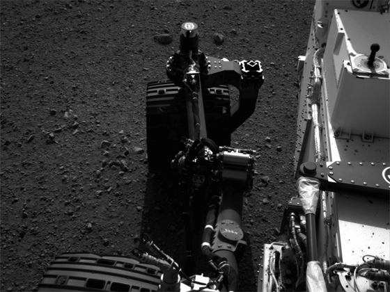 Curiosity comenzó a moverse y ya se pueden ver las primeras huellas de sus ruedas 1