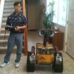 Arma un robot similar a Wall-E y lo usa para una muy buena causa