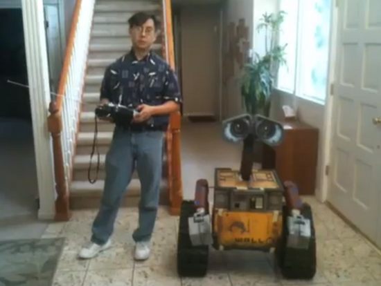 Arma un robot similar a Wall-E y lo usa para una muy buena causa 1
