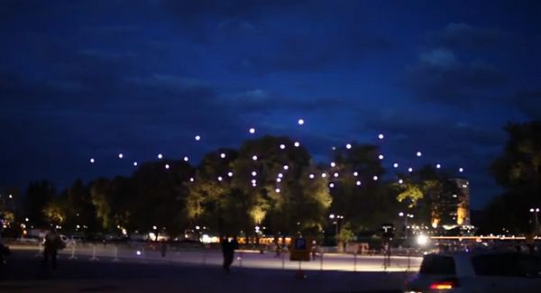49 cuadricópteros iluminados vuelan en la noche de Linz creando espectaculares modelos 3D 1