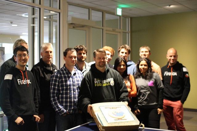 La tradición continúa, el equipo de Mozilla le envió un pastel a la gente de Internet Explorer10 2