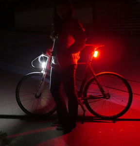 Luces magnéticas para bicicleta para que te vean desde 360° y se cargan con USB