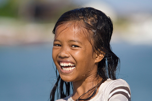 Una brillante niña en el Mar de Célebes (Sabah) , Mabul- Malasia. Foto de Julien Lagarde