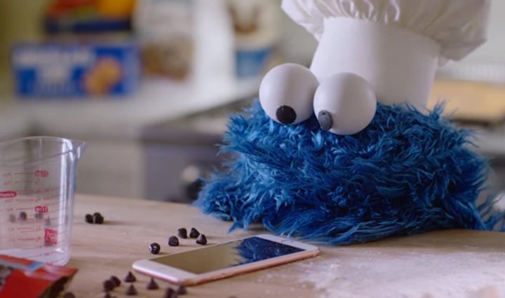 Escenas detrás del telón muy graciosas de uno de los avisos más populares de Apple con Cookie Monster