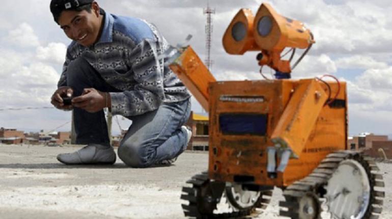 Wall-E boliviano: Con desechos de un basural, creó un robot y lo dirige desde el celu