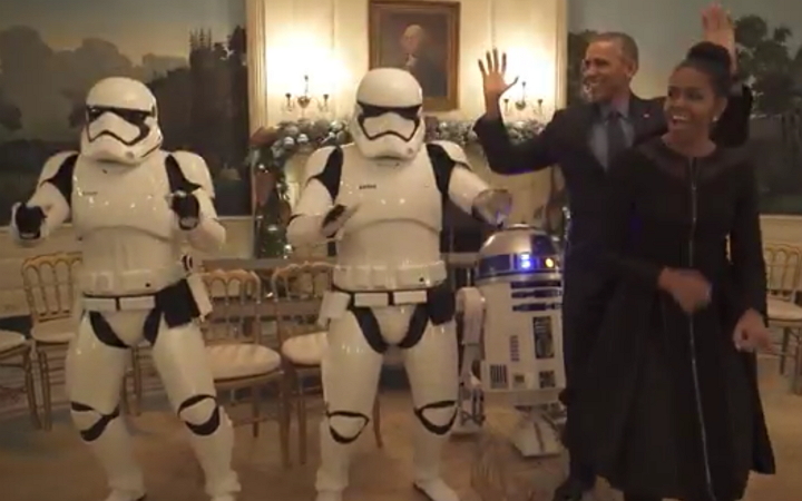 Presidente Obama y su esposa celebraron Star Wars Day bailando con Stormtrooper