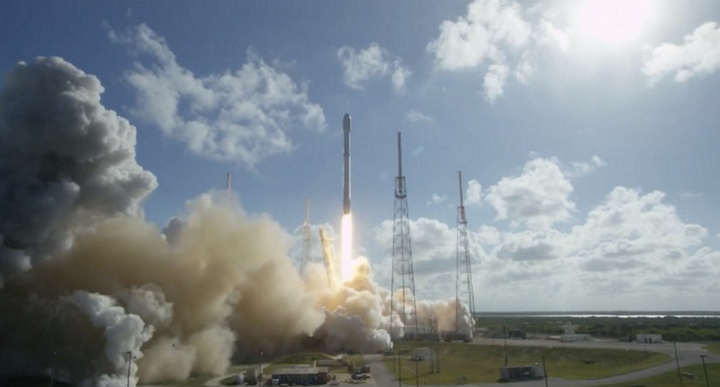Falcon 9 de SpaceX logra aterrizar por tercera vez en una plataforma marina