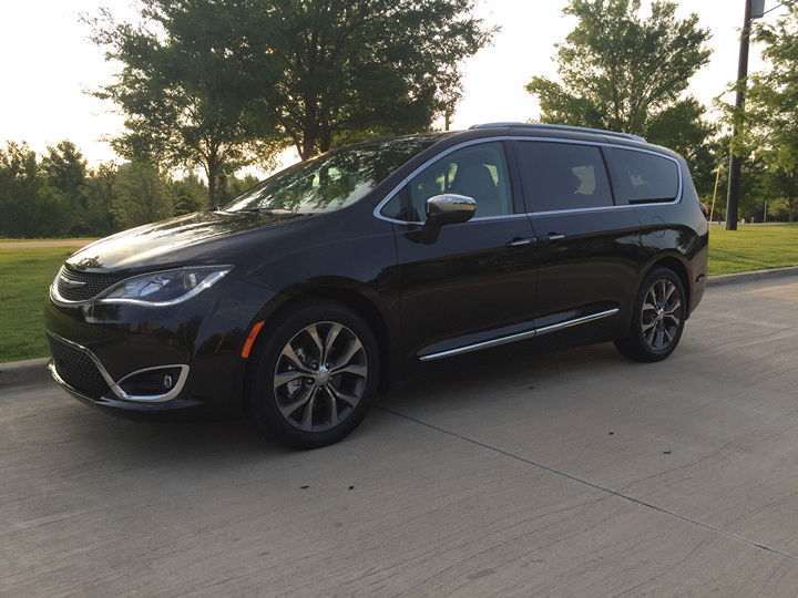 2017-chrysler-pacifica-limited-36