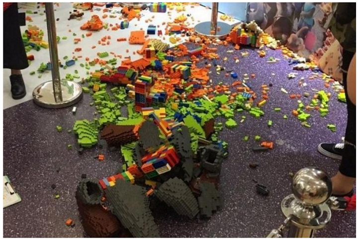 Estatua construida con LEGOs y valuada en 15 mil dólares, es destruida por un niño