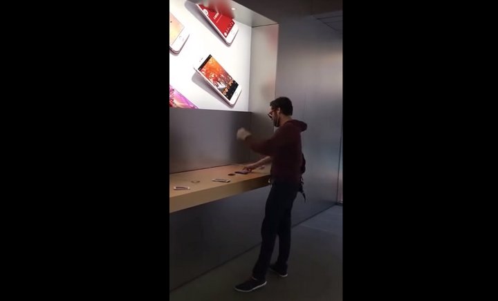 Un cliente disgustado por la atención, ingresa a una tienda de Apple y rompe varios dispostivos [Vídeo]