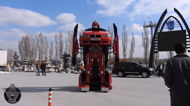 Si es real, este BMW que se transforma en robot es alucinante