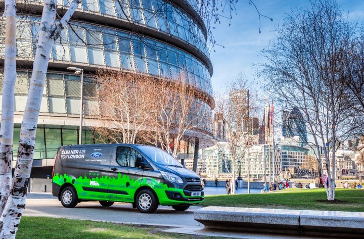 Con la ayuda de la Ford Custom Transit Híbrida, Londres busca un aire más limpio para sus habitantes