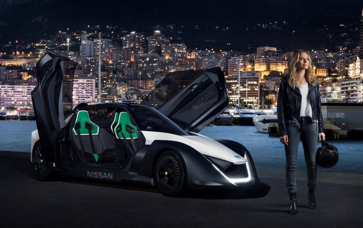La actriz Margot Robbie prueba el concepto de vehículo eléctrico Nissan Bladeglider en Mónaco 1
