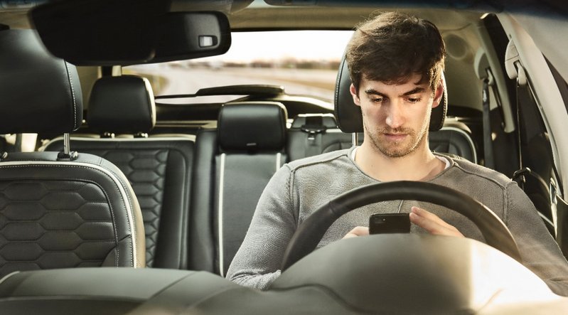 Estudio muestra las conductas de riesgo de los jóvenes al volante del vehículo de sus padres
